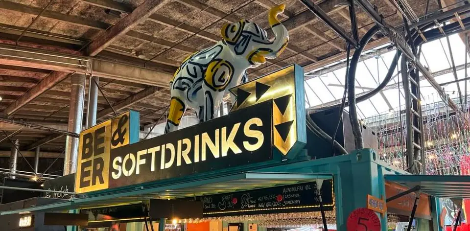 Die Bier- und Softdrink-Bar in der Halle