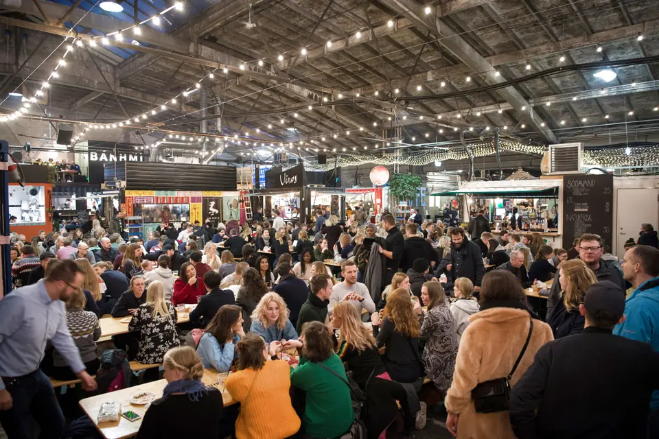 Ein voller Food-Markt in der Garagen unter den Lichterketten