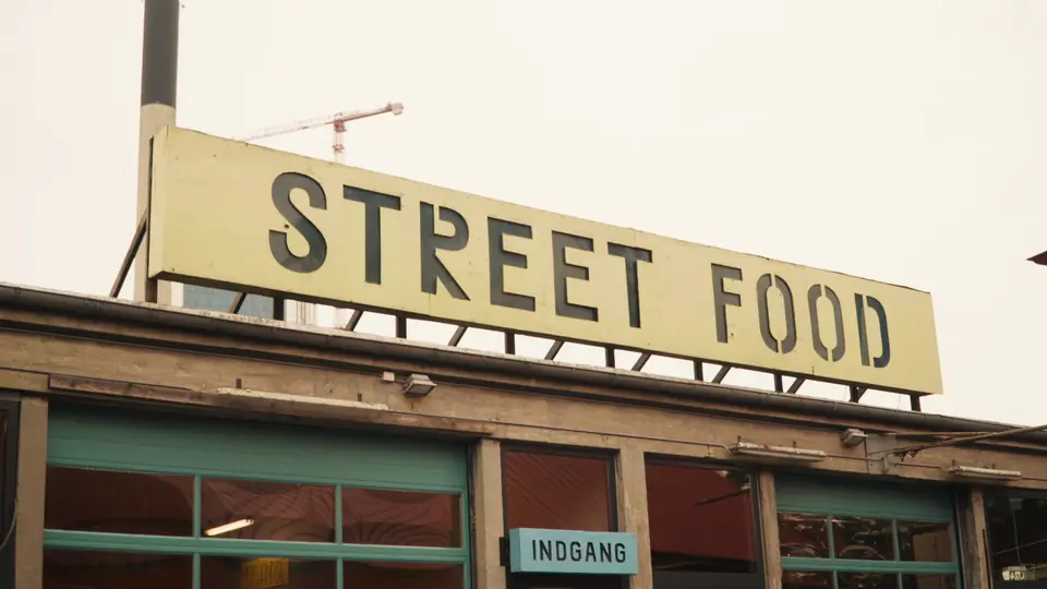 Det gule STREET FOOD-skilt over indgangen til Garagen